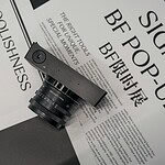 Sigma BF con sensor Sigma Foveon full-frame 2025 sobre fondo oscuro, material promocional en exhibición.