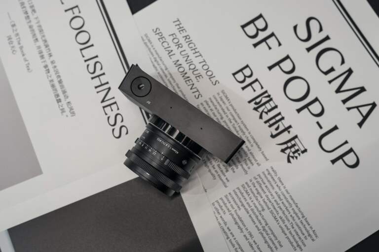 Sigma BF con sensor Sigma Foveon full-frame 2025 sobre fondo oscuro, material promocional en exhibición.