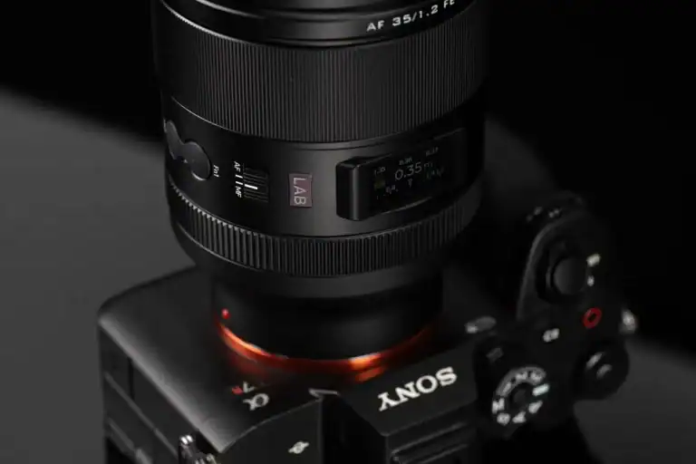 Lente Viltrox 35mm f/1.2 LAB montado en una cámara Sony Alpha, con pantalla LCD y controles visibles.