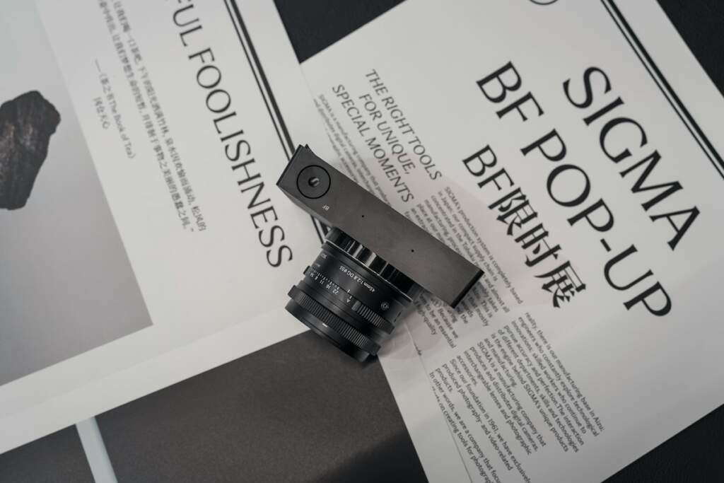 Sigma BF con sensor Sigma Foveon full-frame 2025 sobre fondo oscuro, material promocional en exhibición