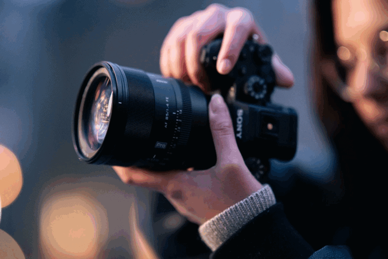 Primer plano del objetivo Viltrox AF 85mm f/1.4 FE Pro montado en una cámara Sony en manos de una fotógrafa.