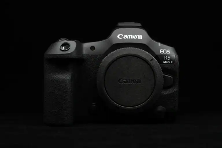 Canon R5 Mark II en vista frontal, en blanco y negro.