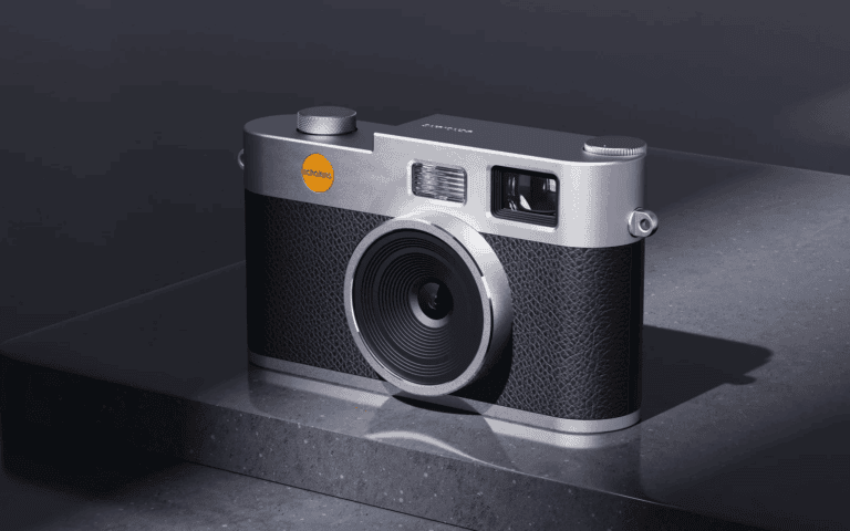Cámara compacta Echolens con diseño retro inspirado en Leica M, logo naranja redondo y textura cuero en cuerpo negro minimalista