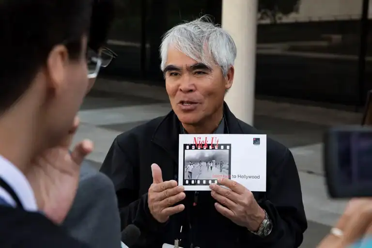Nick Ut hablando con la prensa sobre su famosa fotografía “La niña del napalm”