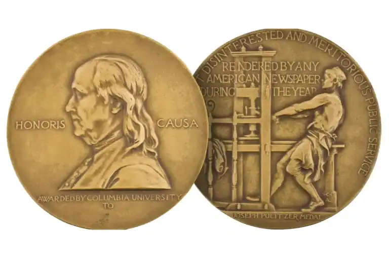 Medalla del Premio Pulitzer 2025 con inscripción y figura de Benjamin Franklin en relieve.