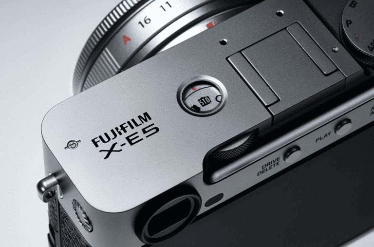 Fujifilm X-E5 con rueda de simulación de película