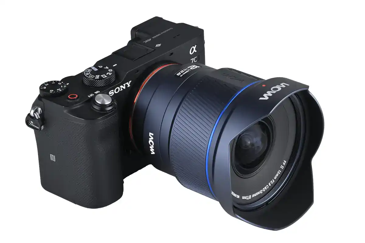 Lente gran angular Laowa 12mm f/2.8 Lite Zero-D FF visto desde un costado, sin montura.