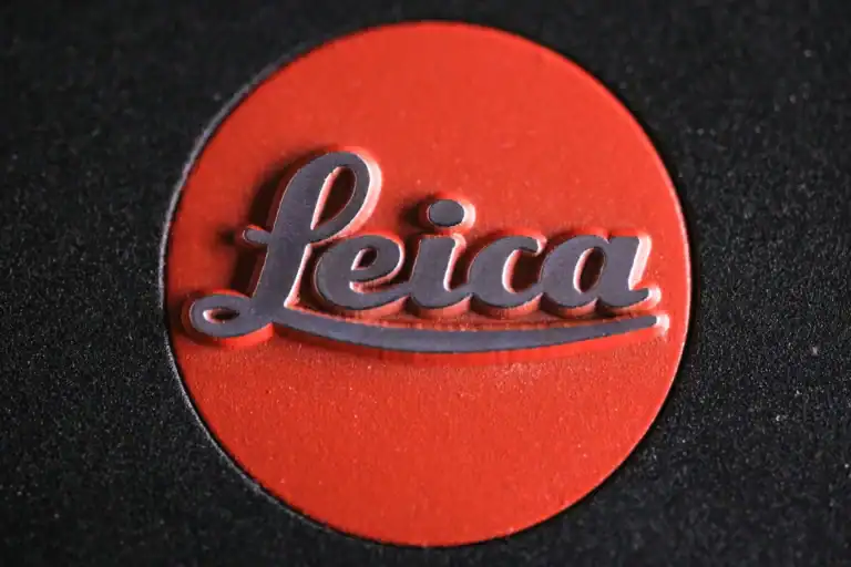 Leica M 4246 - El icónico logotipo de Leica sobre una cámara (imagen referencial, no corresponde al modelo M 4246) / Foto: Jan Baborák vía Unsplash