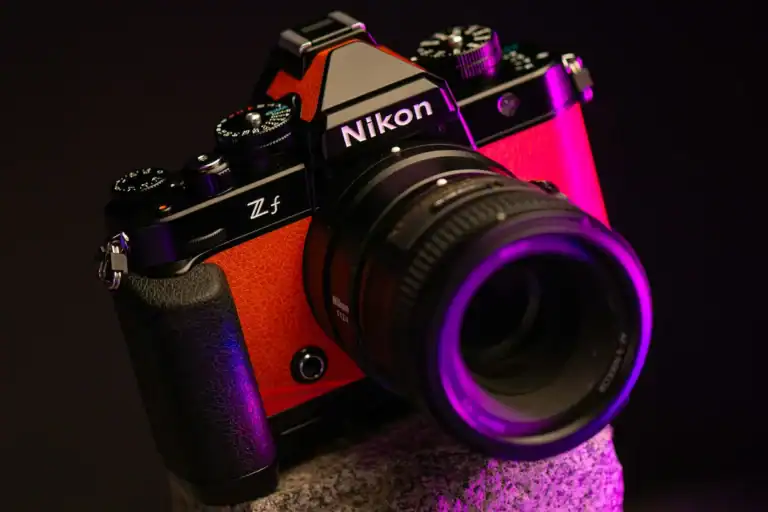 actualización firmware Nikon junio 2025 - Cámara Nikon al aire libre, ideal para ilustrar una actualización de firmware.