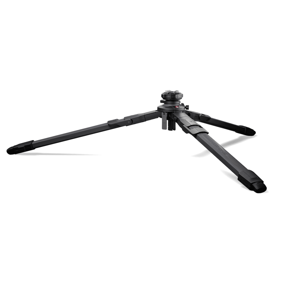 rípode Manfrotto ONE con patas extendidas al nivel del suelo