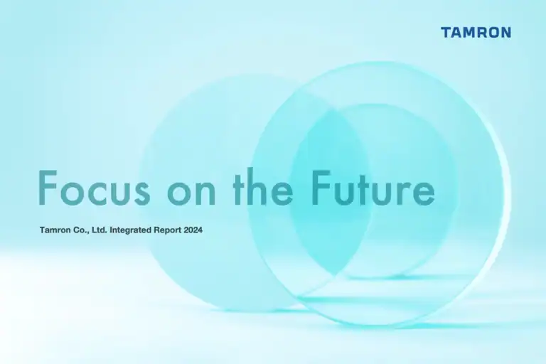 Tamron OEM 2025: Portada del Reporte Integrado 2024 de Tamron con la frase Focus on the Future. Imagen utilizada en análisis editorial de Fotoklic.