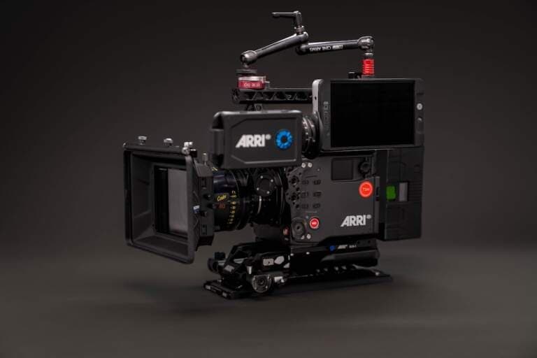 Cámara ARRI ALEXA 35 utilizada en producciones cinematográficas profesionales, empresa alemana ARRI venta empresa cinematográfica considerando transacción histórica