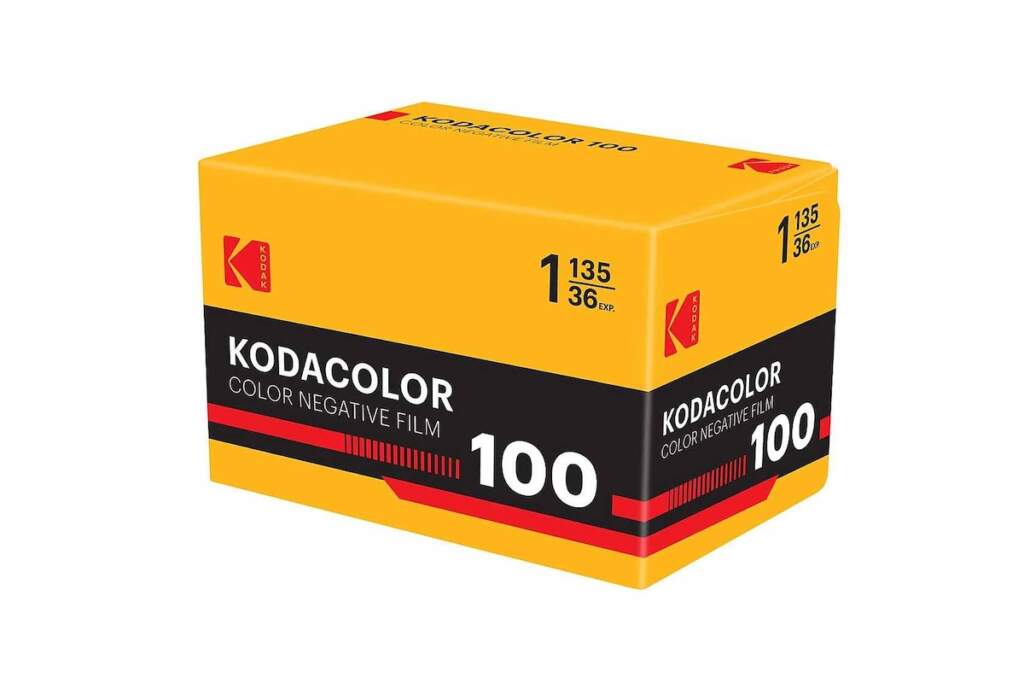 Rollo de película Kodak Kodacolor 100 con estética retro sobre un escritorio de madera.