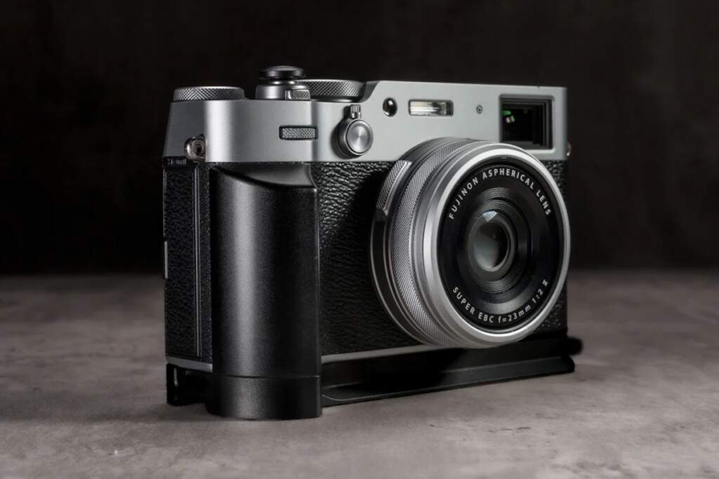 Owlkrown FlexGrip Fujifilm X100VI: grip de aluminio con compartimento para AirTag