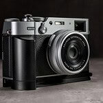 Owlkrown FlexGrip Fujifilm X100VI: en aluminio con AirTag integrado y montaje Arca-Swiss compatible.