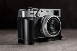 Owlkrown FlexGrip Fujifilm X100VI: grip de aluminio con compartimento para AirTag