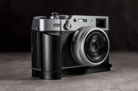 Owlkrown FlexGrip Fujifilm X100VI: grip de aluminio con compartimento para AirTag
