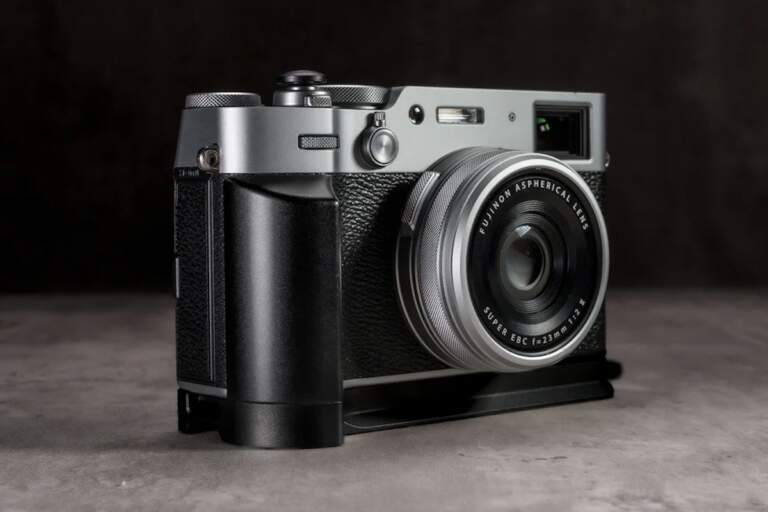 Owlkrown FlexGrip Fujifilm X100VI: en aluminio con AirTag integrado y montaje Arca-Swiss compatible.