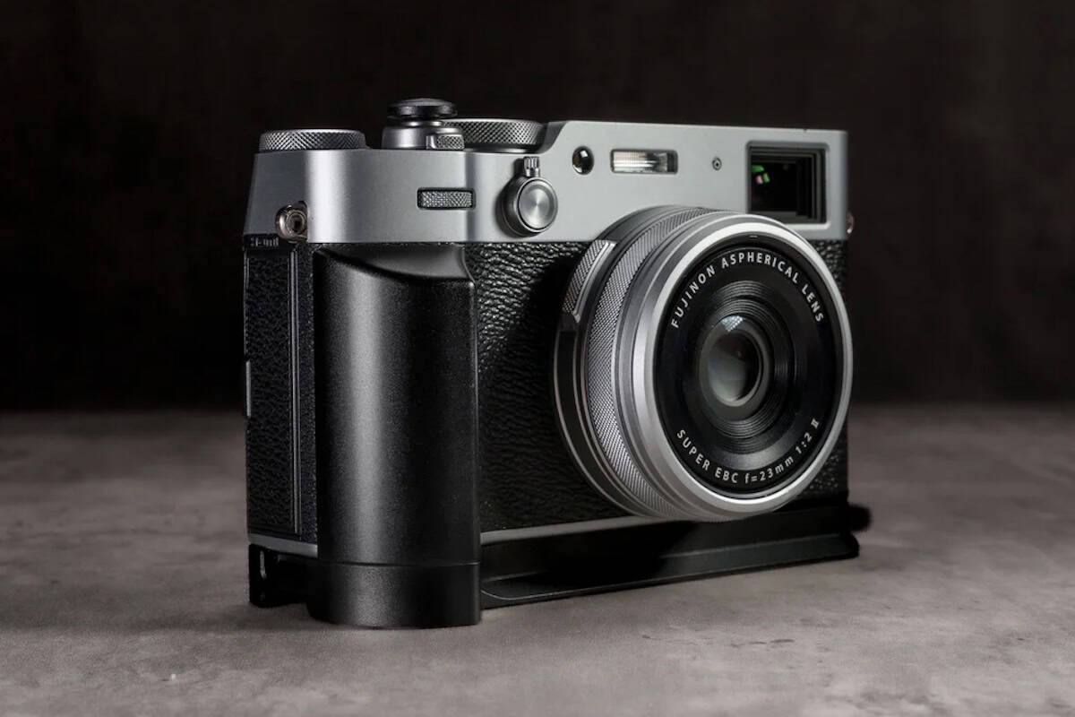 Owlkrown FlexGrip Fujifilm X100VI: grip de aluminio con compartimento para AirTag