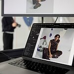 Configuración de edición de fotografías profesional con computadora portátil y monitor externo, software Capture One abierto: Capture One aumenta precios en 2026