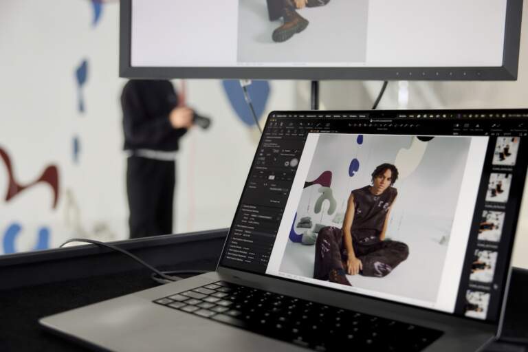 Configuración de edición de fotografías profesional con computadora portátil y monitor externo, software Capture One abierto: Capture One aumenta precios en 2026