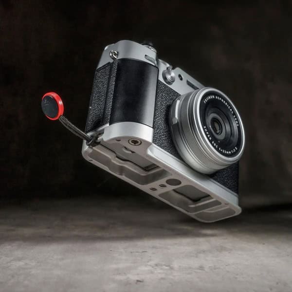 El FlexGrip está mecanizado en aluminio aeronáutico y se integra directamente al cuerpo de la X100VI sin necesidad de adaptadores. Incluye compartimento AirTag oculto, perfil Arca-Swiss integrado y doble rosca 1/4"-20 para trípode.