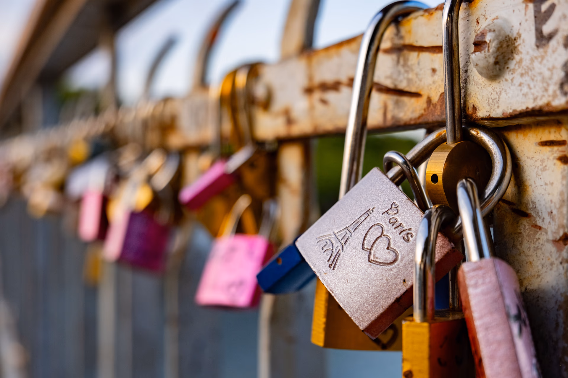 Candados del amor en una barandilla metálica de París con Torre Eiffel grabada y corazón — Fujifilm X-E4