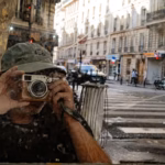 Fotógrafo con cámara rangefinder en una calle de París, comparativa Fujifilm X100V, X-E4 y Nikon Zfc para street photography