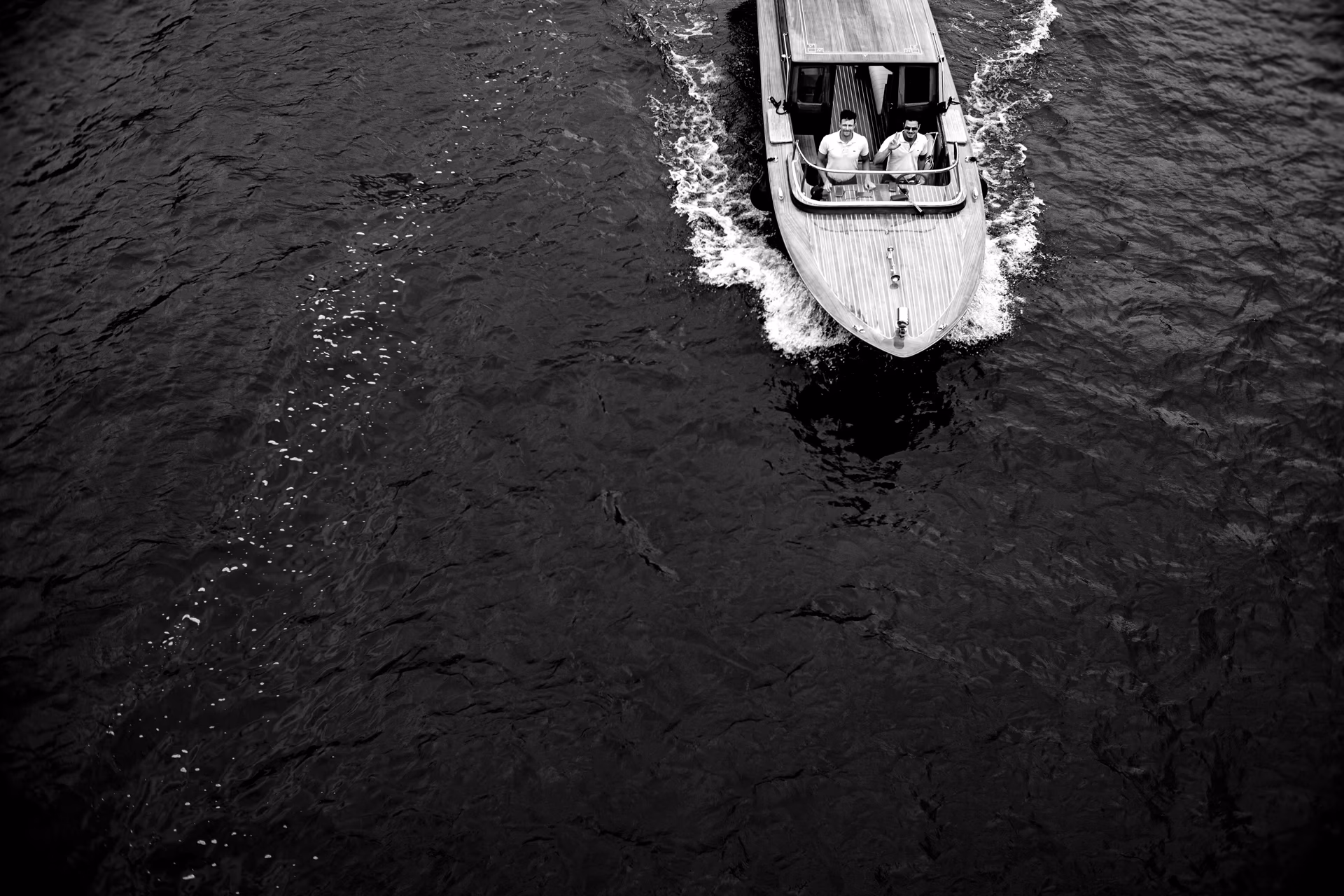 Vista aérea de una lancha blanca con dos personas sobre el Sena en París, blanco y negro — Fujifilm X-E4 con zoom