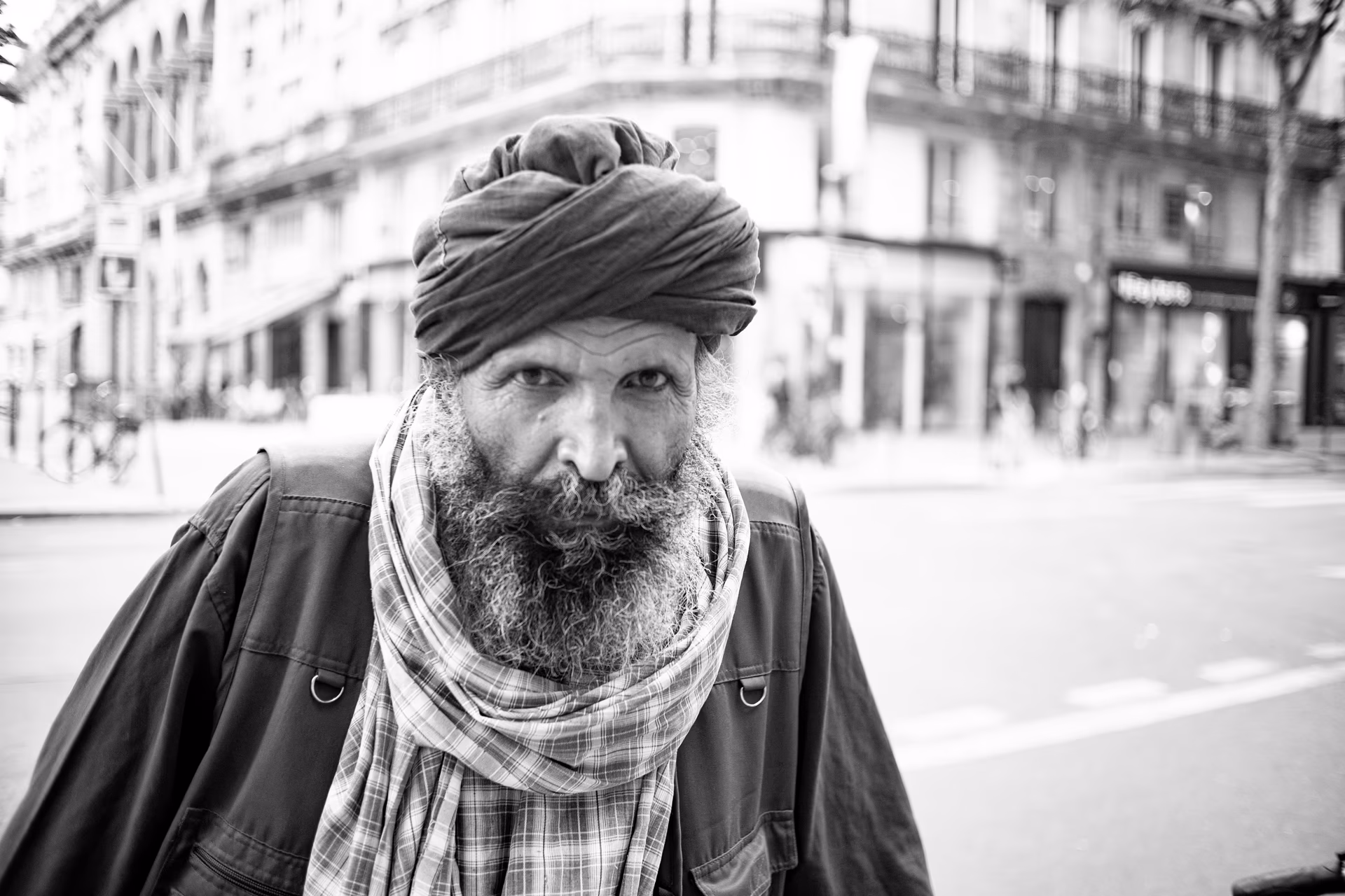 Retrato de hombre barbudo con turbante en una calle de París, fotografía en blanco y negro — Nikon Zfc TT Artisan 25mm f/2