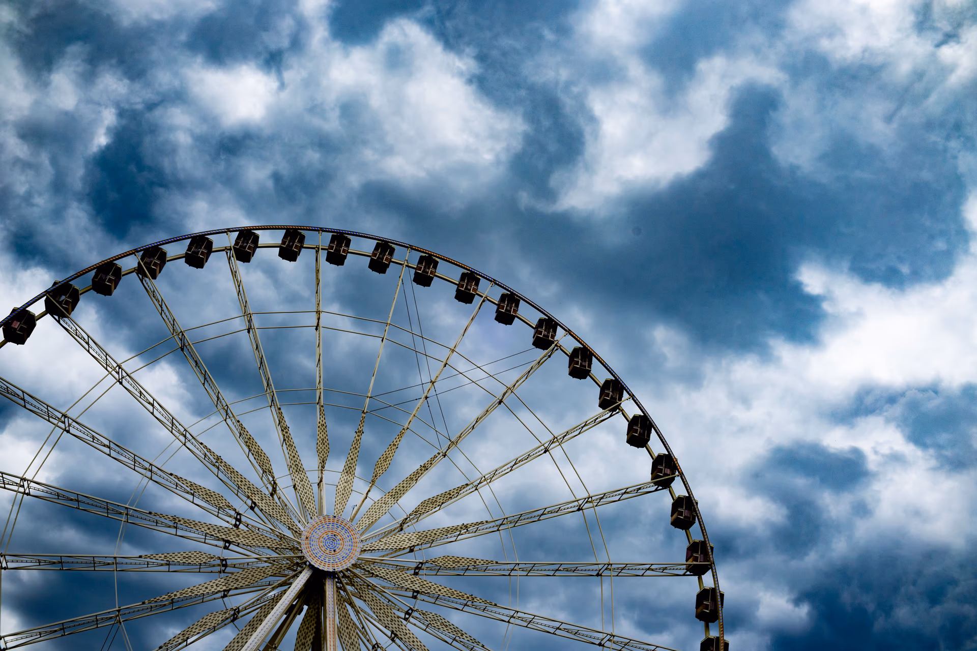 Rueda de la fortuna contra un cielo nublado y dramático en París, fotografiada con la Fujifilm X100V