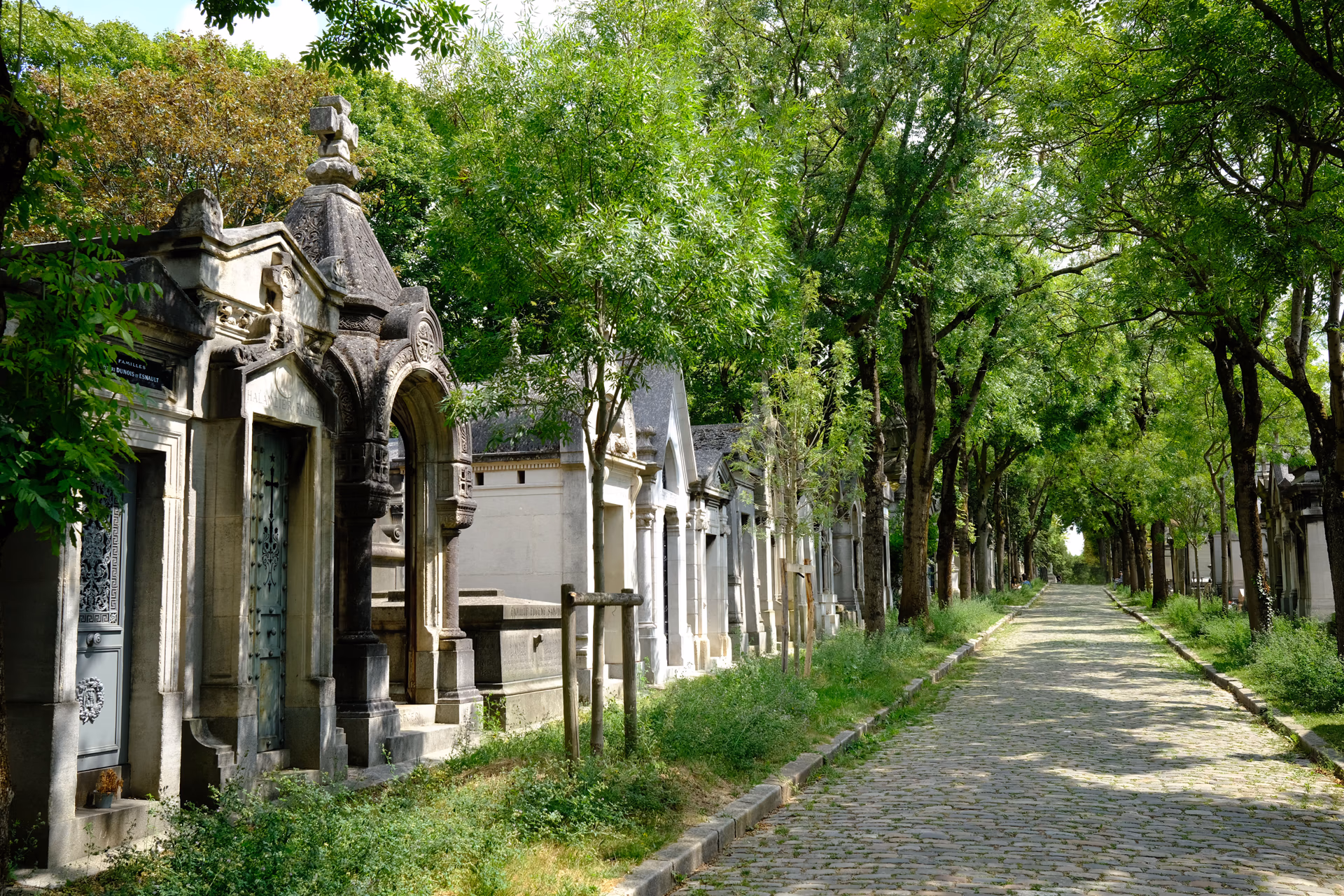 Avenida del cementerio Père-Lachaise en París con capillas históricas bajo árboles añosos — Fujifilm X100V
