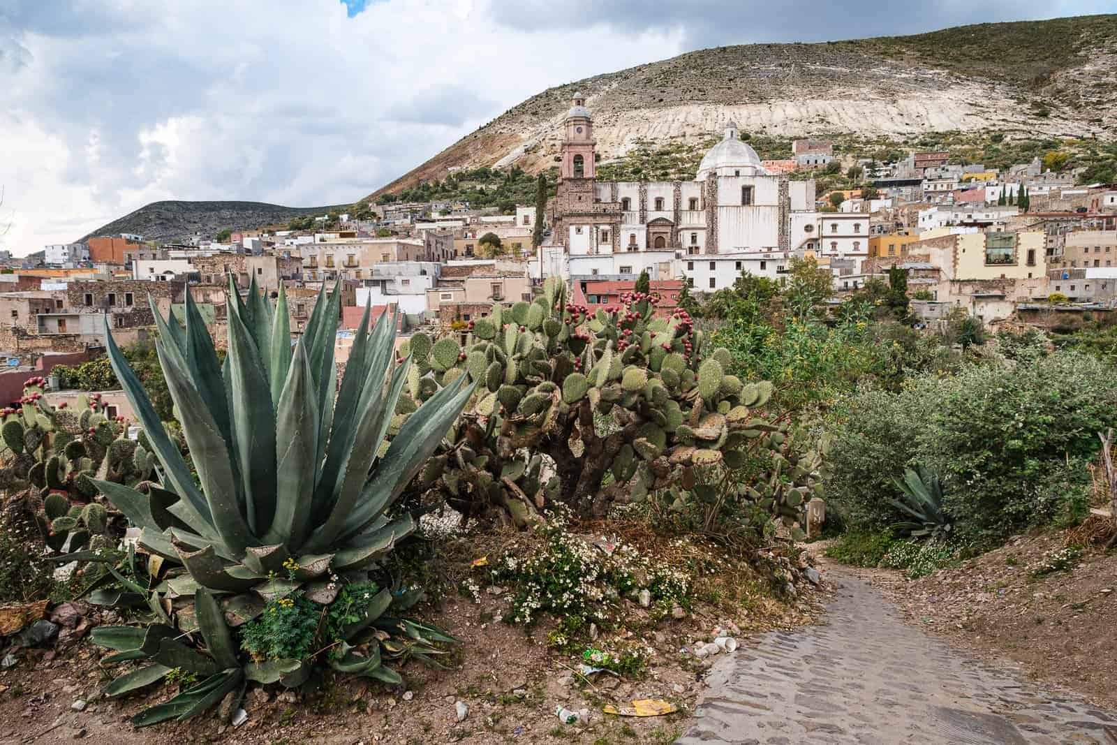 Pueblo mexicano con iglesia y agave, ejemplo del filtro México en el cine.