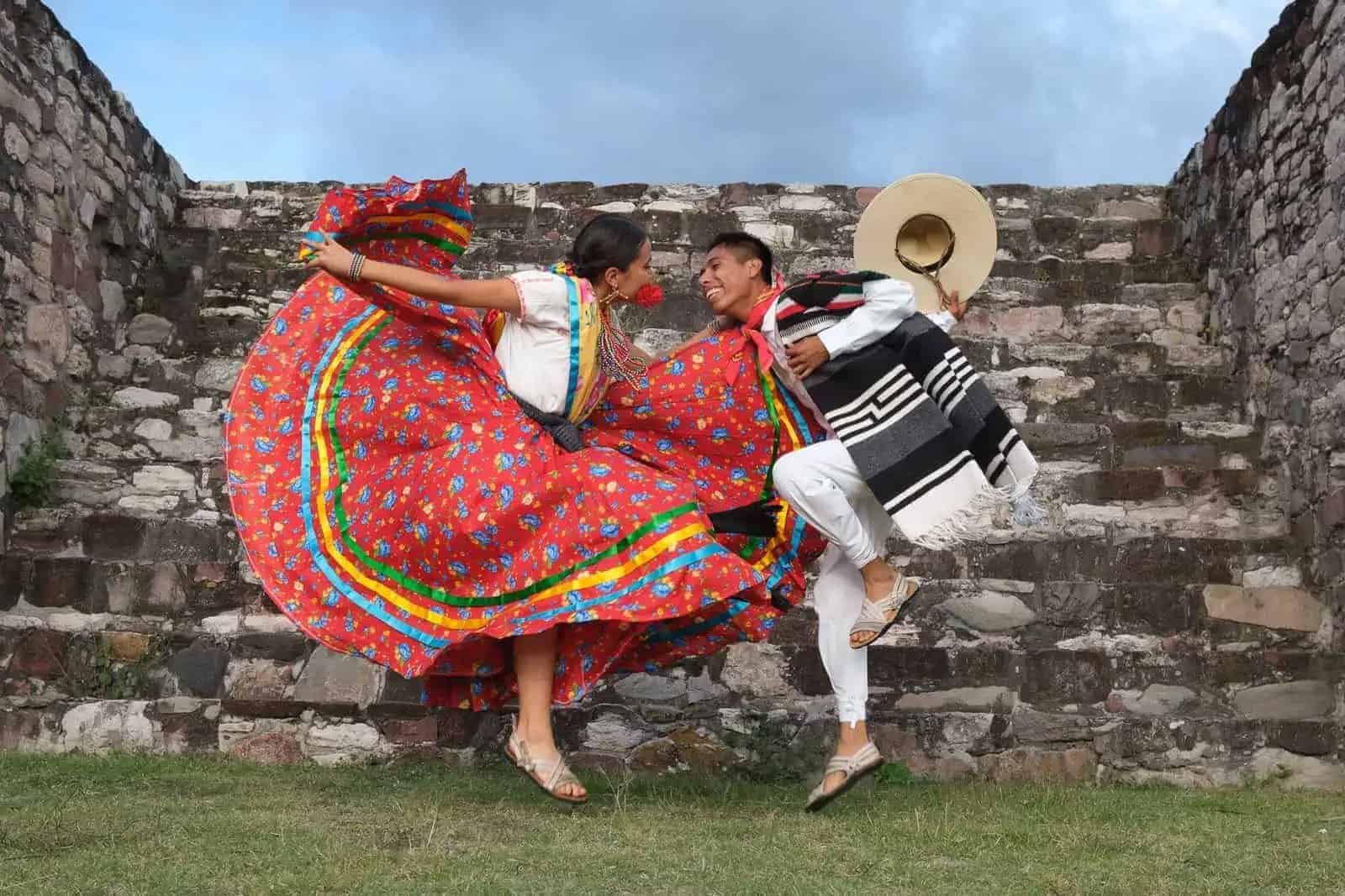 Pareja bailando con vestimenta tradicional mexicana, evocando el filtro México en el cine.