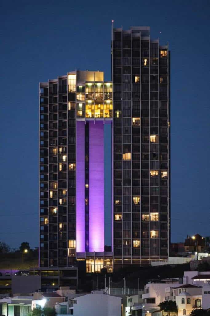 Edificio moderno iluminado con luz púrpura, ejemplo de filtro México en el cine.