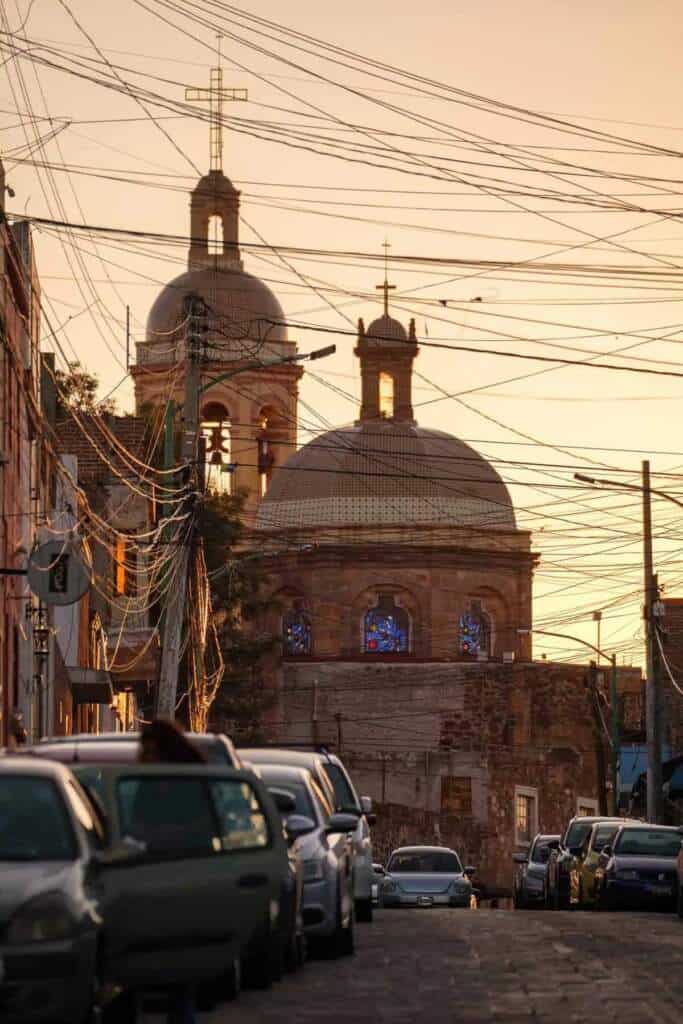 Iglesia con cúpulas y cables eléctricos, evocando el filtro México en el cine.