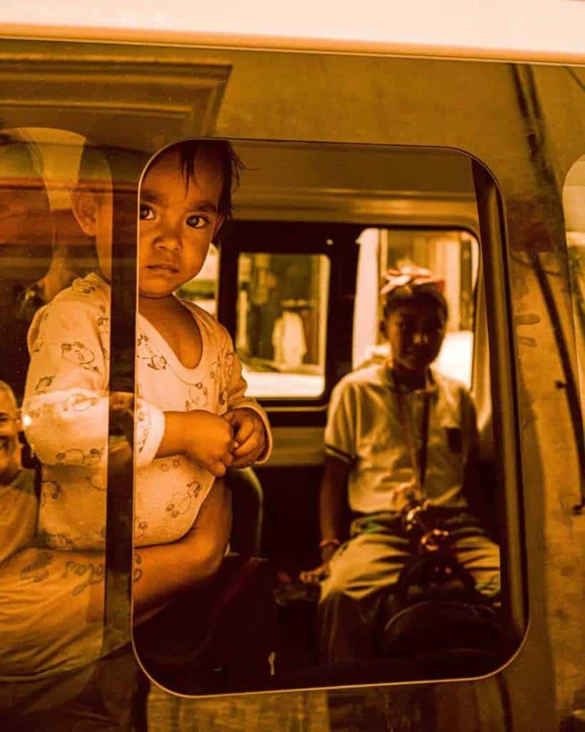 Niños dentro de un vehículo con el filtro México en el cine, tono amarillento.