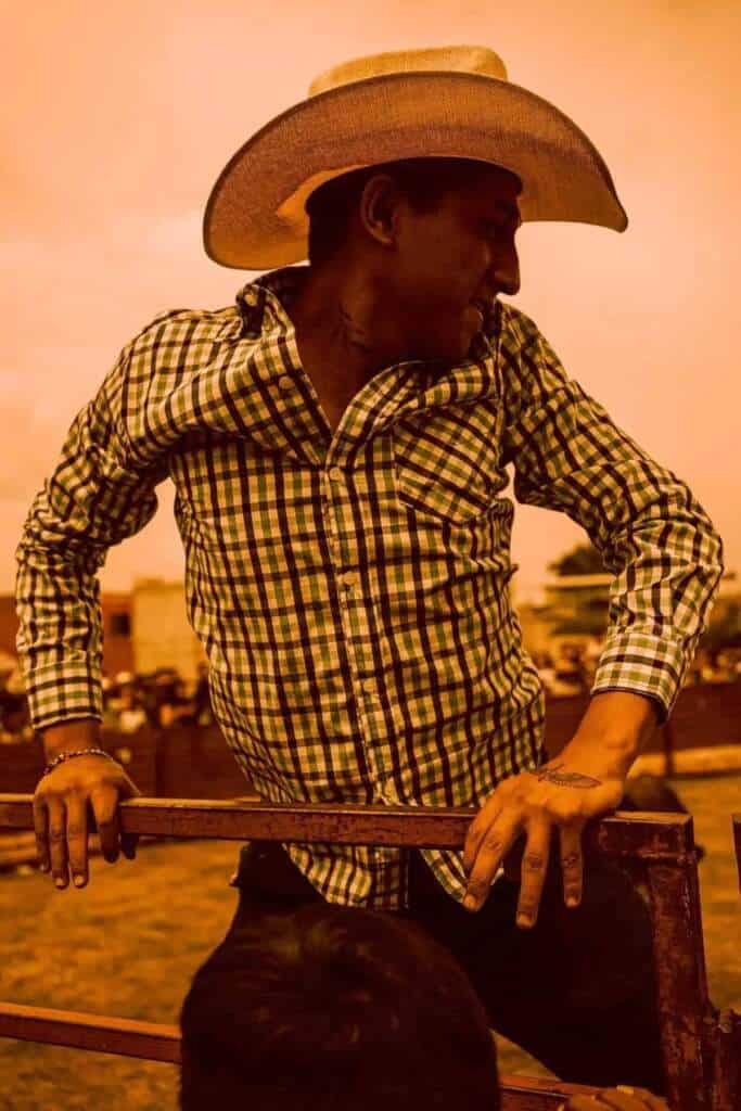 Hombre con sombrero y camisa a cuadros, bajo el filtro México en el cine.