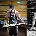 Fotografía de reportaje en panadería mexicana con dos panaderos trabajando.