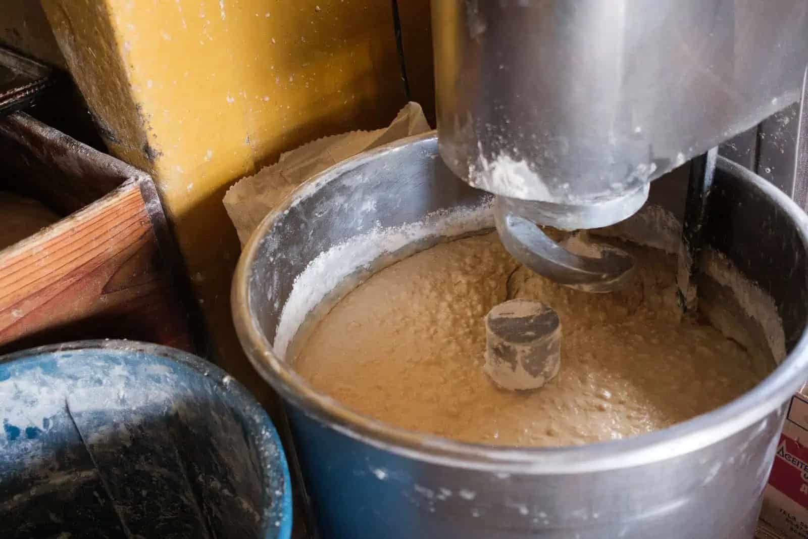 Masa de pan en batidora industrial, fotografía de reportaje en panadería mexicana.
