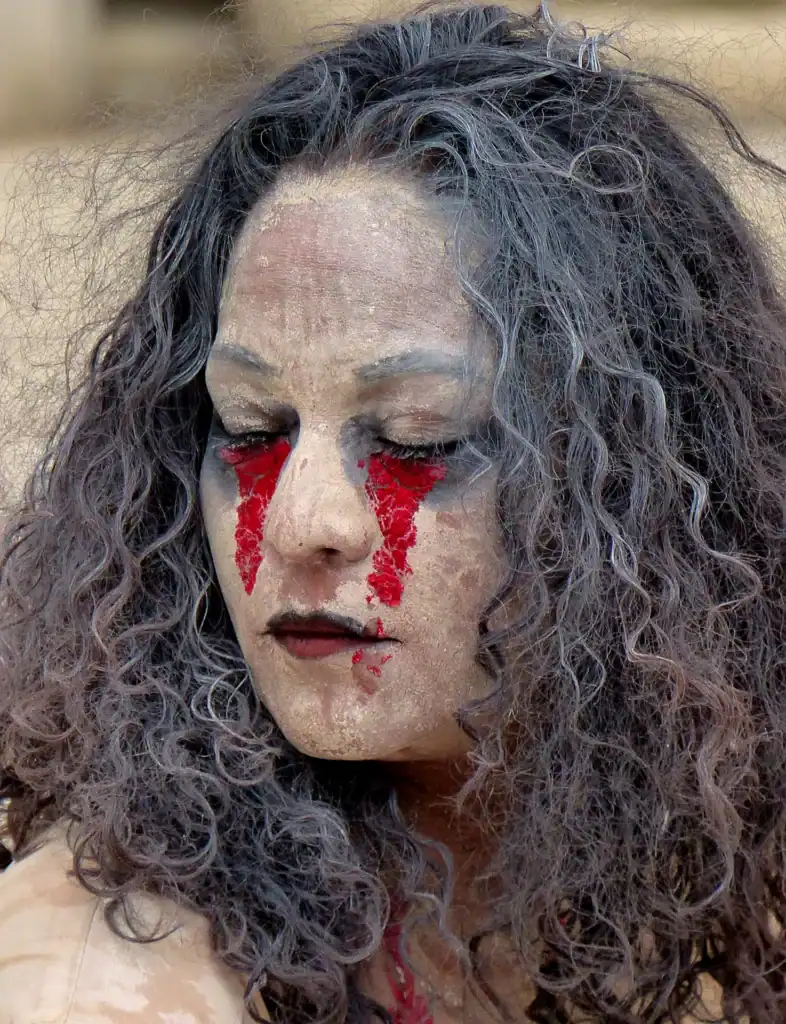Mujer con lágrimas de sangre y pelo oscuro