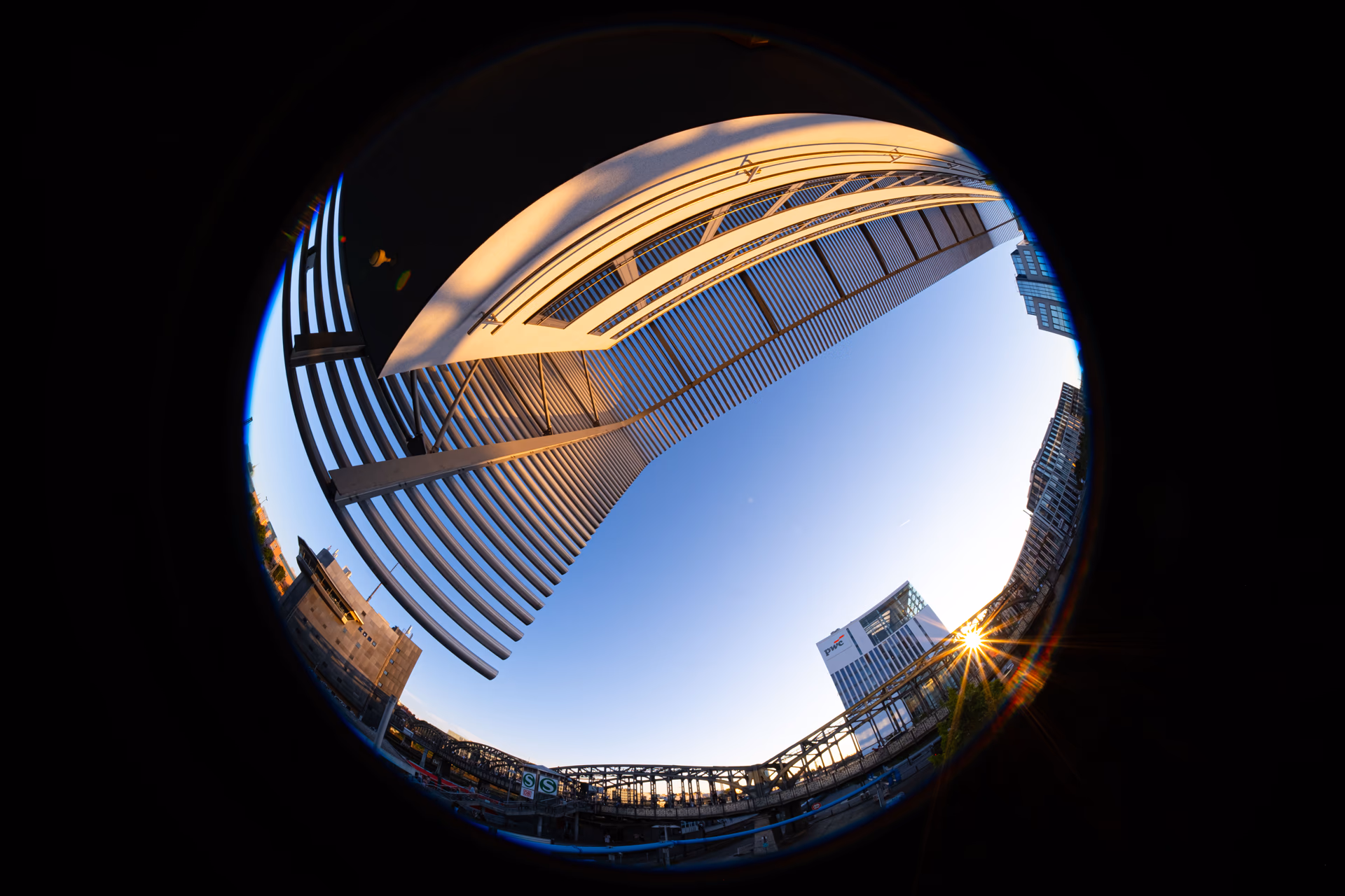 Laowa 4,5-10 mm f/2.8 Fisheye Zoom captura arquitectura urbana con efecto ojo de pez.