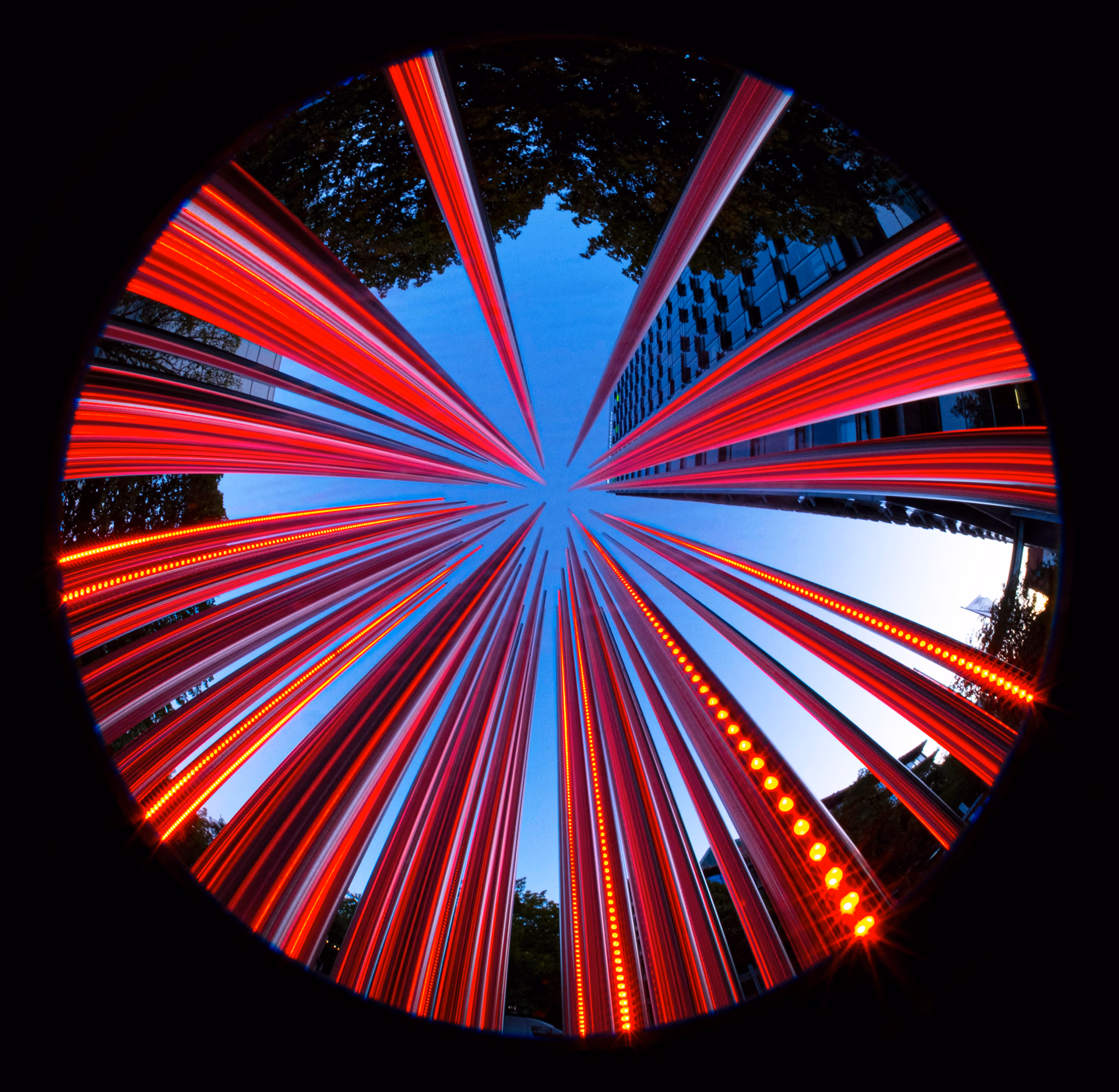 Laowa 4,5-10 mm f/2.8 Fisheye Zoom con luces rojas y amarillas en arquitectura.