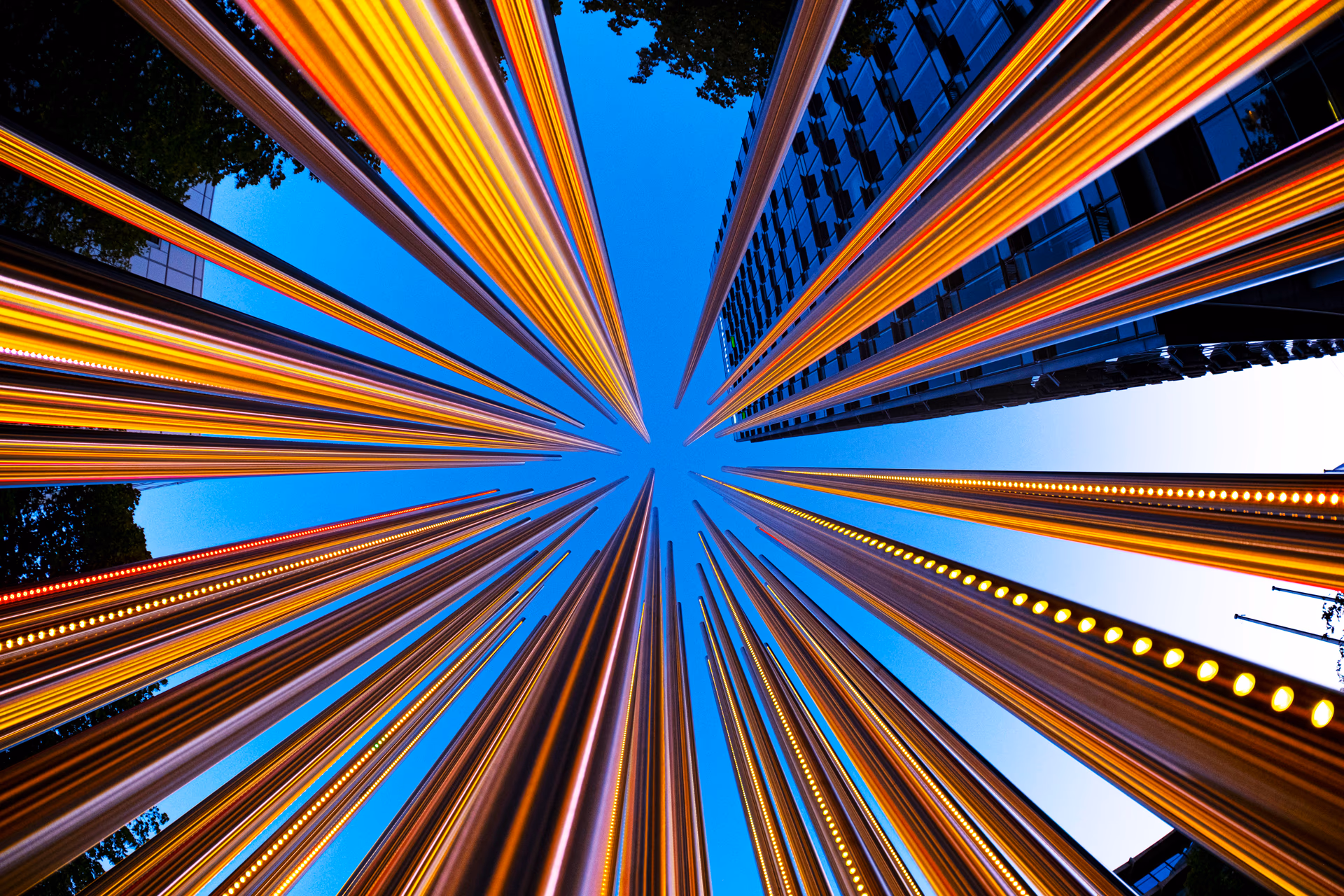 Edificio moderno y cielo azul visto a través de un objetivo zoom fisheye Laowa.