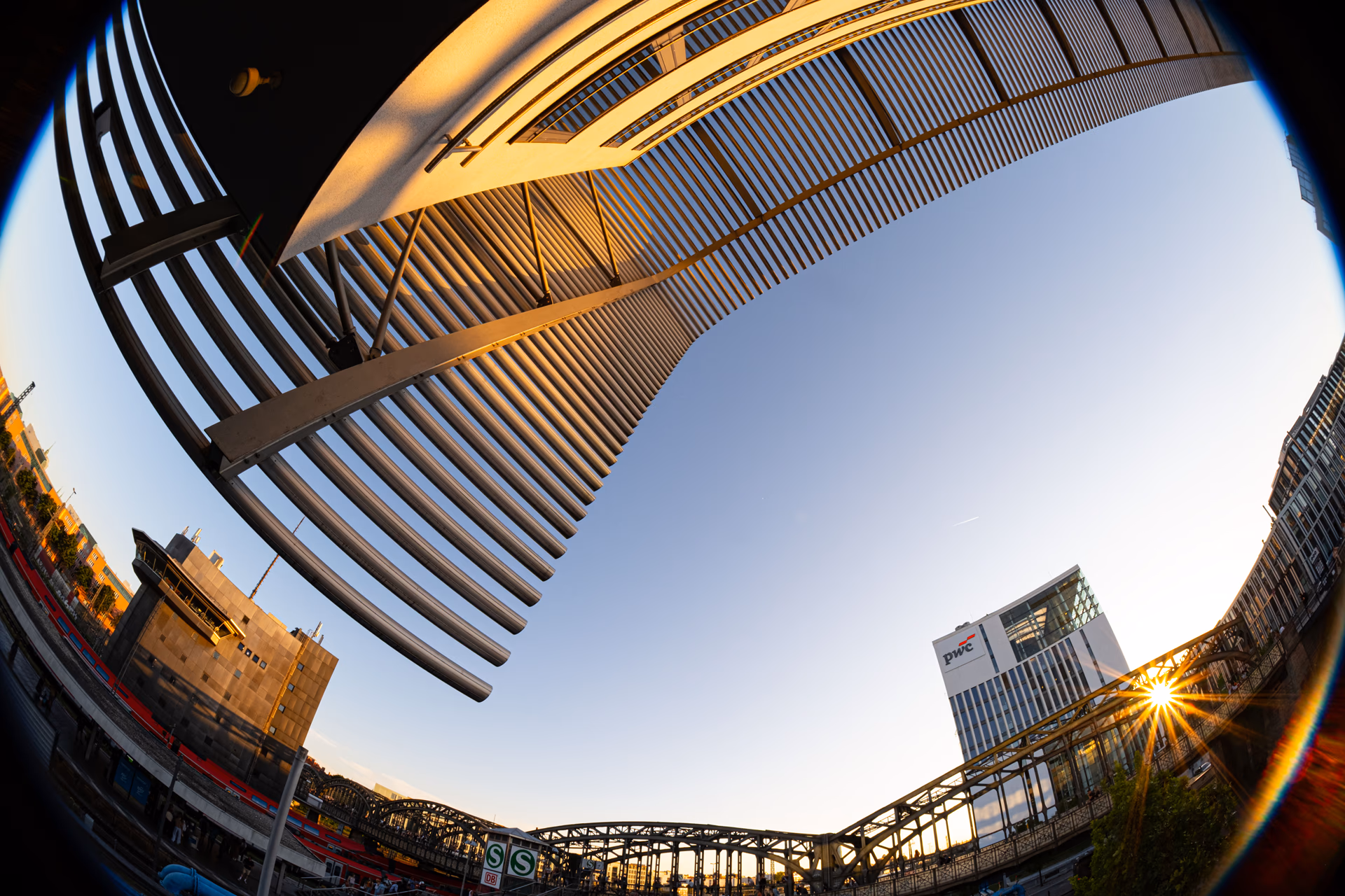 Edificios y puente con el objetivo zoom fisheye Laowa 4,5-10 mm f/2.8