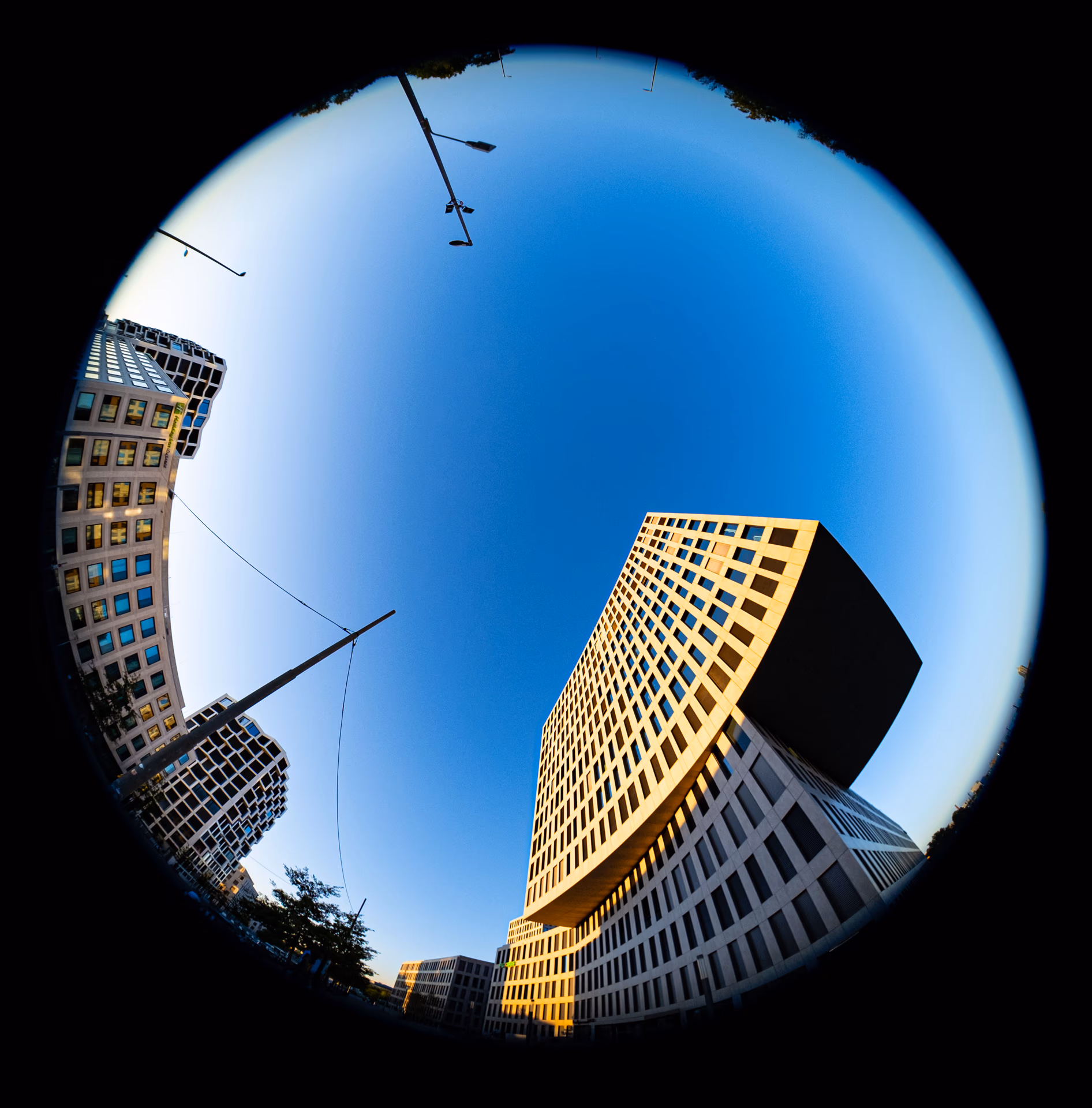 Edificios modernos capturados con el objetivo zoom fisheye Laowa 4,5-10 mm f/2.8.
