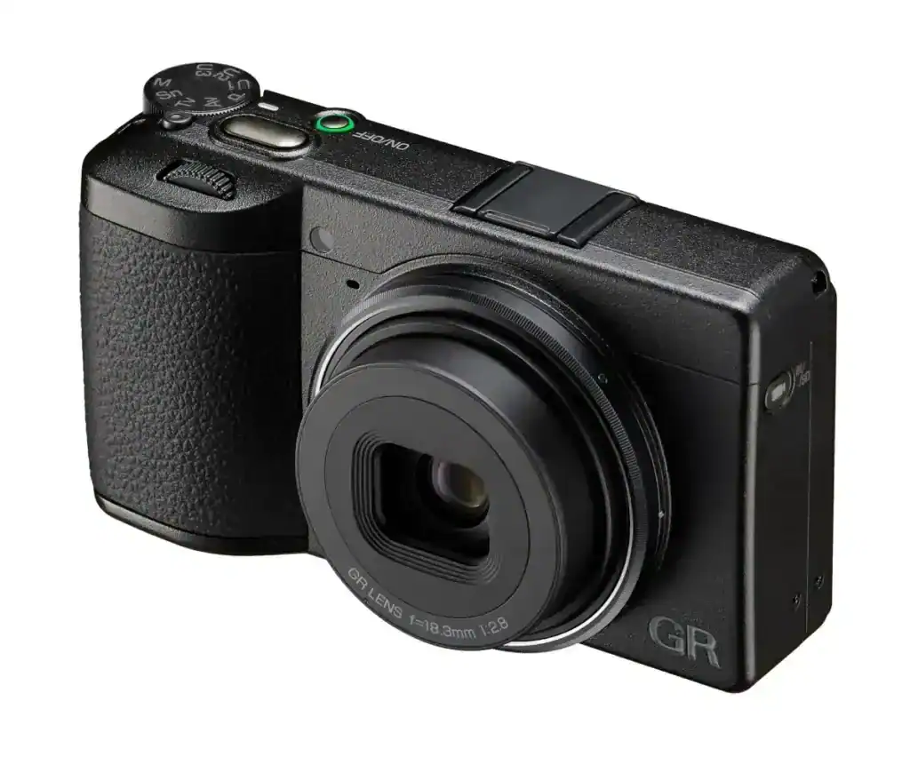 Cámara digital compacta Ricoh GR negra con lente retráctil