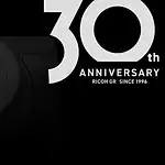 Ricoh GR IV 30th Anniversary Edition: Portada del libro sobre la Ricoh GR IV, la cámara compacta para fotografía callejera