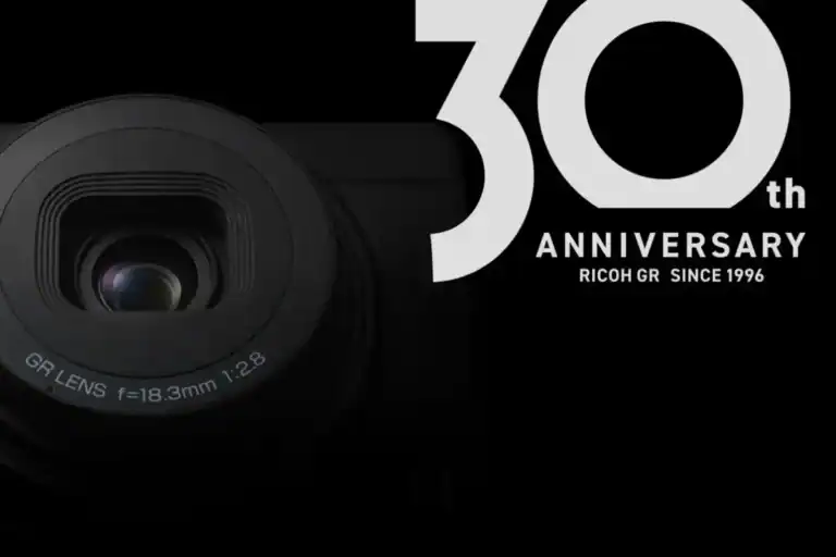 Ricoh GR IV 30th Anniversary Edition: Portada del libro sobre la Ricoh GR IV, la cámara compacta para fotografía callejera