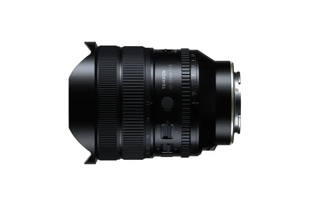 El objetivo Tamron 12-20mm f/2.8 integra un sistema de filtros traseros, no tiene rosca frontal. Esto significa que necesitarás filtros específicos de formato trasero, no podrás usar los filtros de rosca estándar.